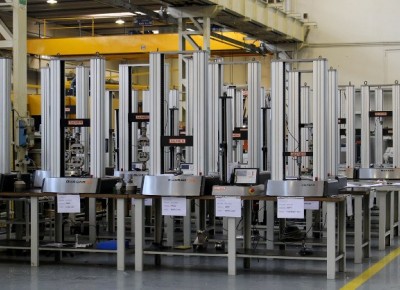 Electronic universal testing machine