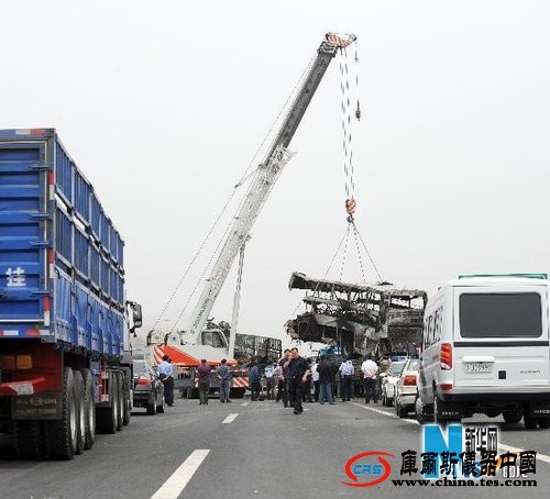 長深高速遼寧段發(fā)生特大車禍32人遇難21人傷