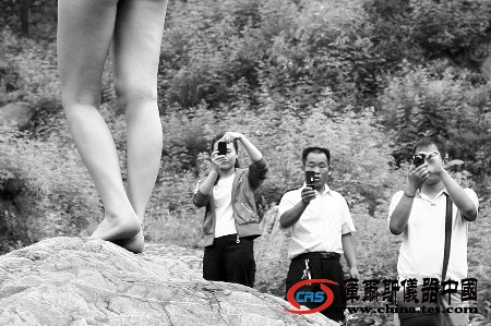 老人揮舞樹枝 驅趕“人體藝術”(組圖)