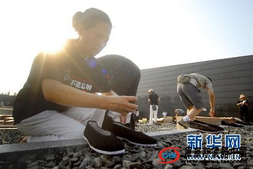 南京擺放6830雙布鞋紀念在日遇害中國勞工
