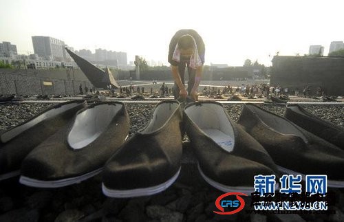 南京擺放6830雙布鞋紀念在日遇害中國勞工
