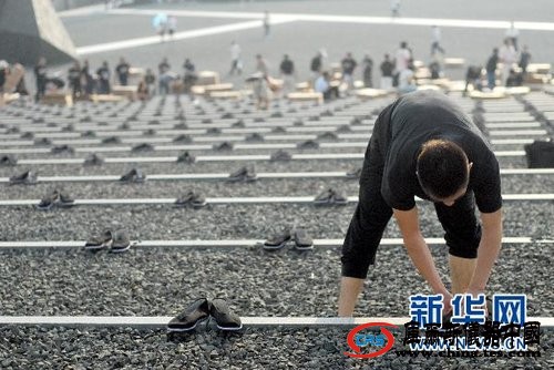 南京擺放6830雙布鞋紀念在日遇害中國勞工