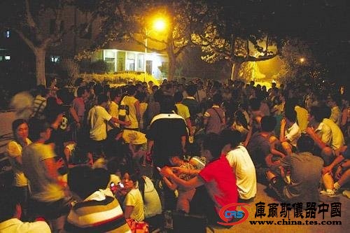 煙臺大學上演“占座門” 千人晝夜排隊為占座位