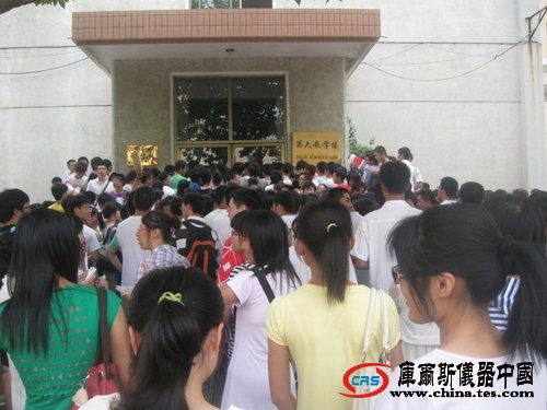 煙臺大學千名大學生為占座考研通宵排隊(圖)