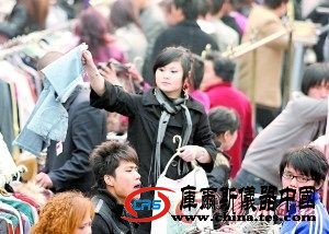廣州白領下班后開車擺地攤引發(fā)爭議(組圖)