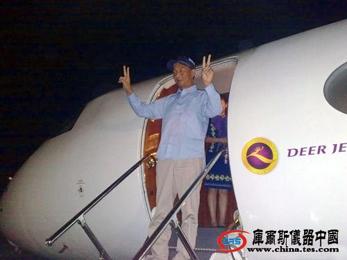 我國漁船船長詹其雄乘坐包機啟程回國