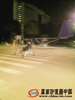 慈溪新城大道半夜驚現土飛機(組圖)
