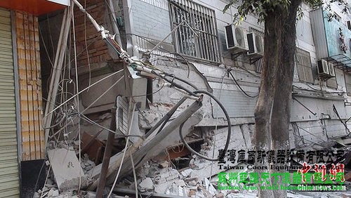 3月10日12時58分，云南省德宏州盈江縣發生里氏5.8級地震，震源深度約10公里。地震造成縣城電力、通訊中斷，天緣超市、永勝賓館及多處民房倒塌，城區大部分圍墻倒塌。該縣目前啟動了《盈江縣地震應急預案》四級響應，積極開展救援工作。中新社發 德宏電視臺 攝
