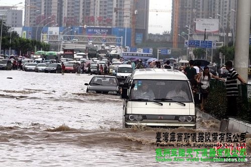 6月18日，車輛在武漢積水的道路上艱難行駛。當日，武漢降大到暴雨，全城多處交通要道積水嚴重，交通幾近癱瘓。中新社發 張暢 攝