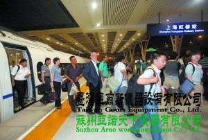 昨日,京滬高鐵列車到達上海站,乘客陸續從車內走出。本報記者 郭鐵流 攝