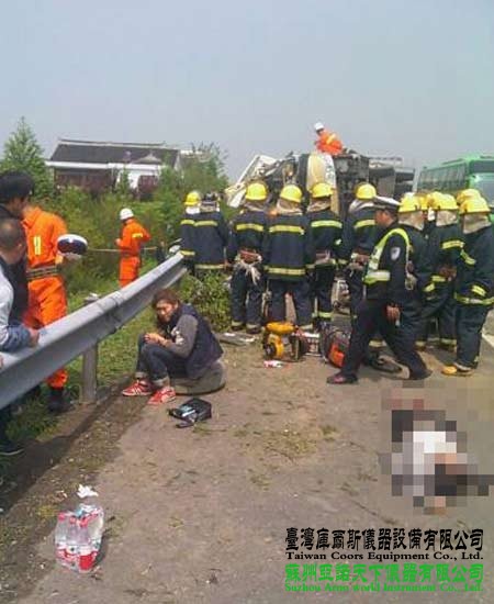 沿江高速大巴與貨車相撞 已導致十余人死亡
