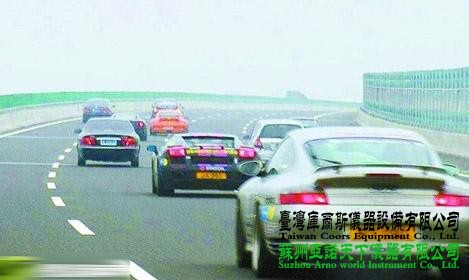 資料圖：跑車高速路上飆車。