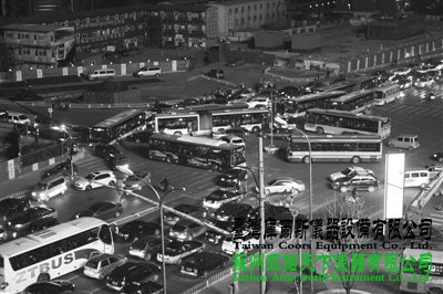 去年11月23日晚高峰，朝陽北路與青年路交匯路口，四個方向駛來的車輛已將路口堵死。昨起，“史上ZUI嚴交規”正式實施。資料圖片/新京報記者 侯少卿 攝